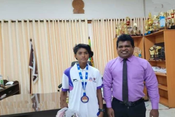 வவுனியாவிற்கு பெருமை சேர்ந்த மாணவியை பாராட்டிய அரசாங்க அதிபர்!