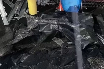 மருத்துவமனைக்கு வெளியே மழையில் குவிக்கப்பட்டிருந்த கொரோனா நோயாளிகளின் சடலங்கள்