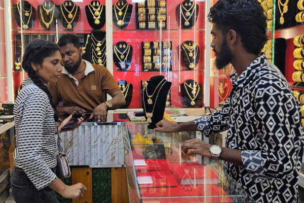 யாழ். நகரத்தில் சன நெரிசல்; புத்தாடை வாங்க முண்டியடித்த மக்கள் | Crowded Jaffna City People Rushing Buy New Clothes