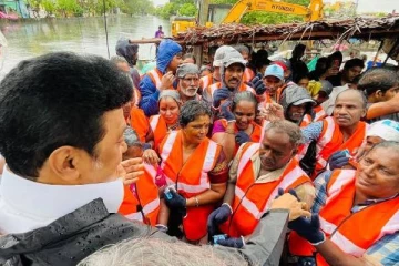 மழை ஆய்வுக்கு நடுவில் தூய்மைப் பணியாளர்களுக்கு தேநீர் வாங்கிக் கொடுத்த மு.க.ஸ்டாலின்