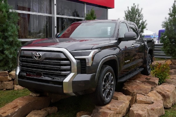 கனடாவில் மீள பெற்றுக் கொள்ளப்படும் டொயோட்டா வாகனங்கள்? | Toyota Recalls Thousands Of Tundra Vehicles