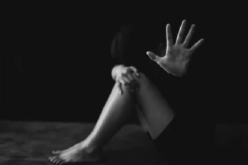 சீரியல் சூட்டிங்கில் வழுக்கட்டாயமாக.. பிரபல நடிகர்கள் மீது நடிகை பாலியல் புகார் - இவர்களா?