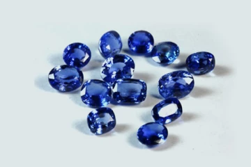 එකම පවුලේ 3කට නිල් මැණික් 5ක්.