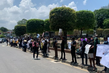 தாமரைத்தடாகத்துக்கு முன் ஒன்றுகூடிய மக்கள்: திணறும் பொலிஸார் (Video)