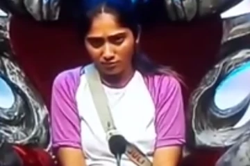 மரியாதை இல்லாமல் பேசிய ஜூலி.... கண்பெக்ஷன் ரூமில் லெப்ட் அண்ட் ரைட்  வெழுத்து வாங்கிய பிக் பாஸ்!