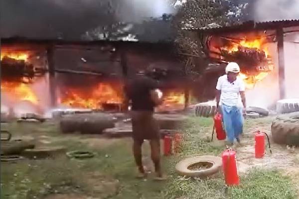 வாழைச்சேனையில் தீக்கிரையாகிய களஞ்சியசாலை! | Fire Accident In The Bulk Storage Room Vaalaisenai