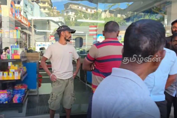 ஹட்டனில் அனுமதியின்றி திறக்கப்பட்ட பல்பொருள் அங்காடி மீது தாக்குதல்: 4 பேர் கைது | Supermarket Opens Without Permission In Hatton ஹட்டனில் அனுமதியின்றி திறக்கப்பட்ட பல்பொருள் அங்காடி மீது தாக்குதல்: 4 பேர் கைது | Supermarket Opens Without Permission In Hatton