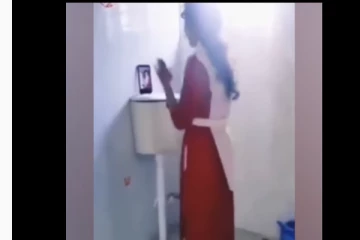 கழிவறையில் நின்று டிக்டாக் செய்த பெண் - வைரலாகும் வீடியோ