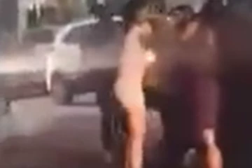 நடுரோட்டில் சினிமா பாணியில் முட்டி மோதி கொண்ட இளம் பெண்கள்! பதற வைக்கும் அதிர்ச்சி காட்சி