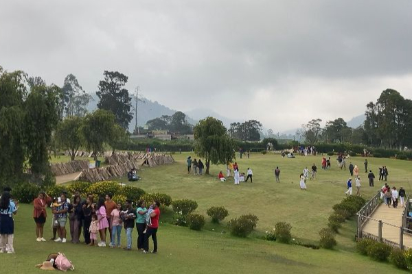 நுவரெலியாவில் நிலவும் குளிர் காலநிலை : குவியும் சுற்றுலாப் பயணிகள் | Cold Weather In Nuwara Eliya Tourists Flocking