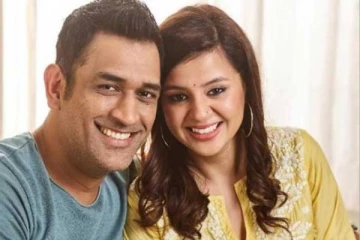 திருமண நாளை முன்னிட்டு மனைவிக்கு சர்ப்ரைஸ் பரிசு கொடுத்து அசத்திய டோனி! வைரலாகும் புகைப்படம்