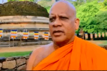 දැන් රටේ ලෝකේ මිනිස්ස්සුන්ට ආගම දහම අමතක වෙලා - මිහින්තලේ හිමිගෙන් ට්‍රම්ප්ටත් බැනුම් [VIDEO]