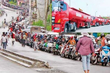 තෙල් පෝලිමකින් ඇසෙන තවත් සංවේදී කතාවක් මෙන්න..කුලියට පෝලිමේ සිටි අයෙකුට සිදුවූ දේ..