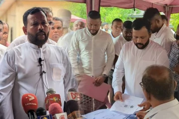 முன்னாள் அமைச்சர் றிசாட் பதியுதீன் வன்னியில் வேட்பு மனுத்தாக்கல்