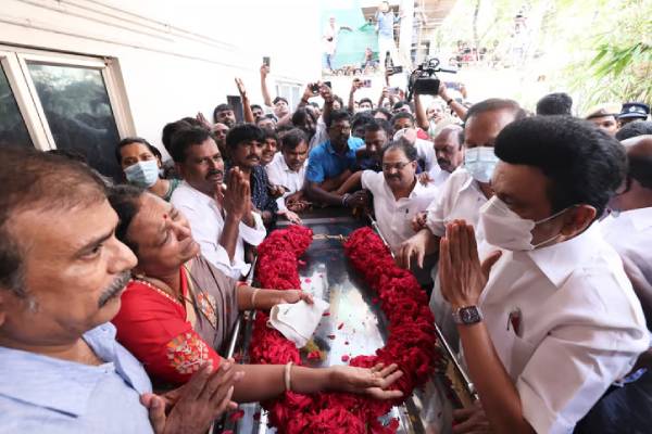 விஜயகாந்த் உடலுக்கு ஸ்டாலின் நேரில் அஞ்சலி; கதறிய பிரேமலதா - பிரதமர் இரங்கல்! - தமிழ்நாடு