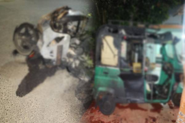 யாழில் வீடு புகுந்து வன்முறைக்குழு அட்டகாசம் : வாகனங்களுக்கும் தீ வைப்பு | Violence Erupts In Jaffna Vehicles Are Set On Fire