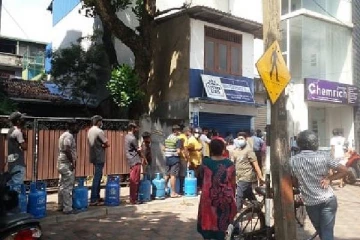 எரிவாயுவுக்காக கால் கடுக்க காத்திருக்கும் கொழும்பு  மக்கள்!