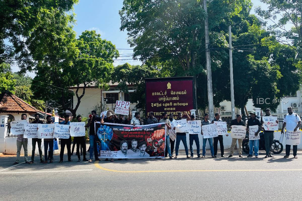 படுகொலை செய்யப்பட்ட ஊடகவியலாளர்களுக்கு நீதி கோரி யாழ். மாவட்ட செயலகம் முன்பாக வெடித்த போராட்டம்! | Protest In Jaffna Demanding Media Freedom படுகொலை செய்யப்பட்ட ஊடகவியலாளர்களுக்கு நீதி கோரி யாழ். மாவட்ட செயலகம் முன்பாக வெடித்த போராட்டம்! | Protest In Jaffna Demanding Media Freedom