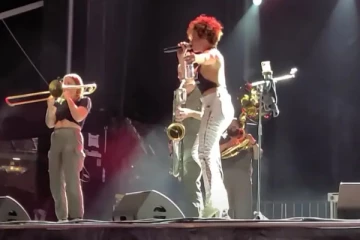 மேடையில் பிரபல பாடகி செய்த முகம் சுழிக்க வைத்த செயல்! அதிர்ச்சியில் ரசிகர்கள்