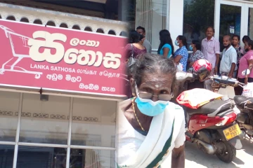 கொழுத்தும் வெயிலிலும் நீண்ட வரிசையில் காத்திருந்த மக்கள்(Photos)