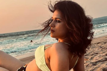 நீச்சல் உடையில் நடிகை ஷ்ரத்தா தாஸ் கிளாமர் போட்டோஷூட்