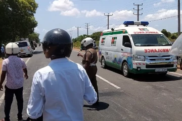 மோட்டார் சைக்கிளுடன் மோதிய வேன் ; பரிதாபமாக பலியான முதியவர்