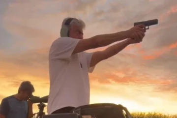 தீவிரமாக துப்பாக்கி சுடும் பயிற்சியில் நடிகர் அஜித்.. வைரல் வீடியோ