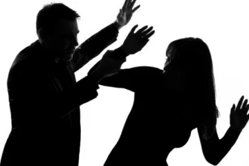 பெண்ணை அடைத்து வைத்து கொடூரமாக தாக்கிய பொலிஸ் உத்தியோகத்தர்; நேர்ந்த கதி