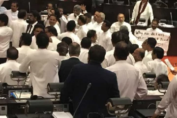 நாடாளுமன்றில் சபாநாயகருக்கு அச்சுறுத்தல்- சபைக்கு பொருந்தாத வார்த்தைகளால் அமளிதுமளி!