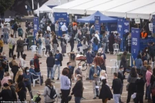 தடுப்பூசி போடுவதில் மற்ற நாடுகளை பின்னுக்குத் தள்ளி சாதித்துள்ள நாடு: சாத்தியமானது எப்படி?