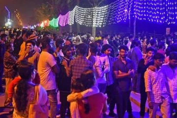 பிறந்தது ஆங்கில புத்தாண்டு 2022: அமைதியான முறையில் மக்கள் கொண்டாட்டம்...!