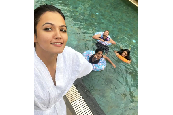 நீச்சல் குளத்தின் அருகில் பீஸ்ட் பட நடிகை.. ரசிகர்கள் வைரலாகும் புகைப்படம் | Aparna Das Latest Click Gone Viral