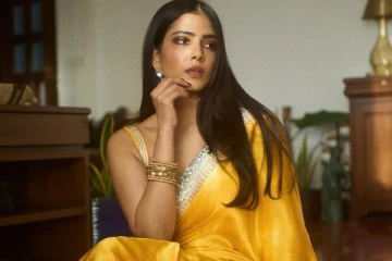 மாளவிகா மோகனன் மஞ்சள் நிற சேலையில் அழகிய புகைப்படங்கள்