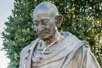 கனடாவில் மகாத்மா காந்தியின் சிலை சேதப்படுத்தி அவமதிப்பு