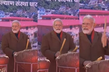 டிரம்ஸ் அடித்து உற்சாகமாக கொண்டாடிய இந்திய பிரதமர் நரேந்திர மோடி