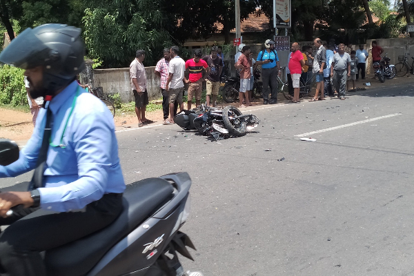 யாழில் வாகனத்தை முந்திச்செல்ல முற்பட்டபோது ஏற்பட்ட விபரீதம்! (Photos) | Accident Occurred Trying To Overtake A Vehicle