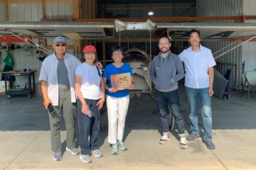 90 ஆண்டுகளுக்கு முன் தந்தை உருவாக்கிய விமானத்தை பார்வையிட்ட மகள்கள்