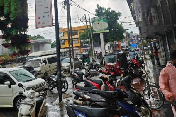 யாழில் முண்டியடித்த மக்கள்; சிலமணி நேரங்களில் பல ஆயிரம் mobitl சிம் விற்பனை ! | Thousands Mobitel Sim Sold Few Hours In Jaffna