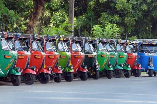 எரிபொருளின் விலை அதிகரிக்கப்பட்டதன் எதிரொலி!..  உயர்கிறது முச்சக்கர வண்டியின்  கட்டணம் - ஐபிசி தமிழ்