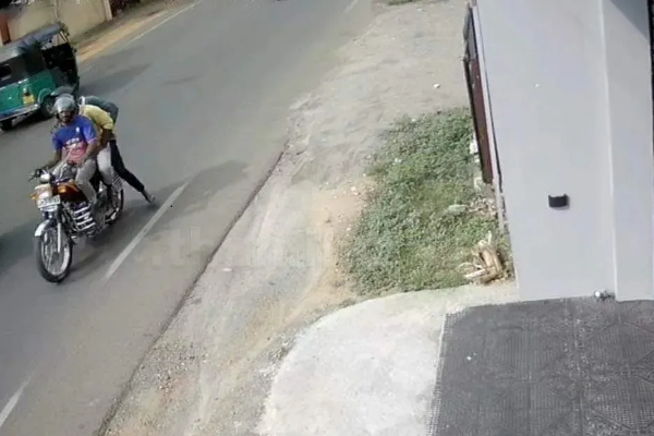 காவல்துறை அதிகாரிகள் போல் வேடமிட்டு கொள்ளை: யாழில் சம்பவம் | Police Investigating Srilanka Jaffna