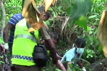 මිතුරන් සමග ගිය තරුණයා වල දමා තිබී හමුවෙයි..