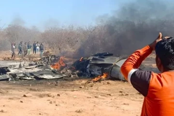 இரண்டு போர் விமானங்கள் விபத்து; 100 கிமீ தொலைவில் விழுந்த சிதைவுகள்