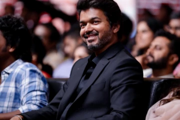 இரண்டு மாணவிகளுக்கு நடுவே கியூட்டாக அமர்ந்திருக்கும் தளபதி விஜய்! பள்ளி பருவ அரிய புகைப்படம்