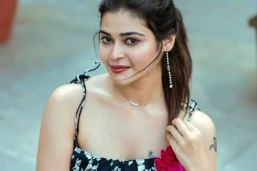 நேற்று டூபீஸ் இன்று இப்படியொரு லுக்!! நடிகை தர்ஷாவின் நியூ போட்டோஷூட்