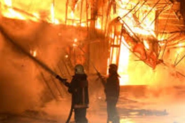 ගින්නකින් වෙළඳසැල් තුනක් සම්බන්ධයෙන්ම ගිනිබත් වෙයි..