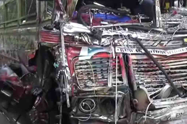 கிருஸ்துமஸ் தினத்தில் கோர விபத்து;30 பேர் வைத்தியசாலையில் | Horrific Accident On Christmas Day Sri Lanka