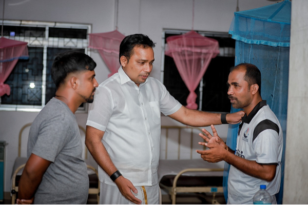 தாக்கப்பட்ட ஊடகவியலாளர் நேரில் சென்று பார்வையிட்ட  வியாழேந்திரன்! - ஐபிசி தமிழ்