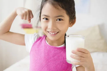 இரவு நேரத்தில் பால் பருகுவது நல்லதா? கெட்டதா? கண்டிப்பா தெரிஞ்சிக்கோங்க