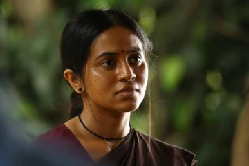 விடுதலை பட நடிகையா இது? கிளாமர் உடையில் ஆள் அடையாமல் தெரியாமல் இருக்கிறாரே