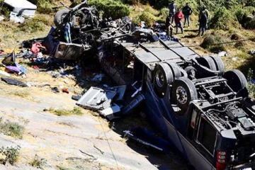 சுற்றுலா சென்ற பேருந்து லாரி மீது மோதி பயங்கர விபத்து - 24 பேர் உடல் நசுங்கி பலி!